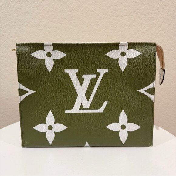 Authentic Louis Vuitton Toiletry Pouch 26 Monogram Giant Khaki Green White - Picture 5 of 16
